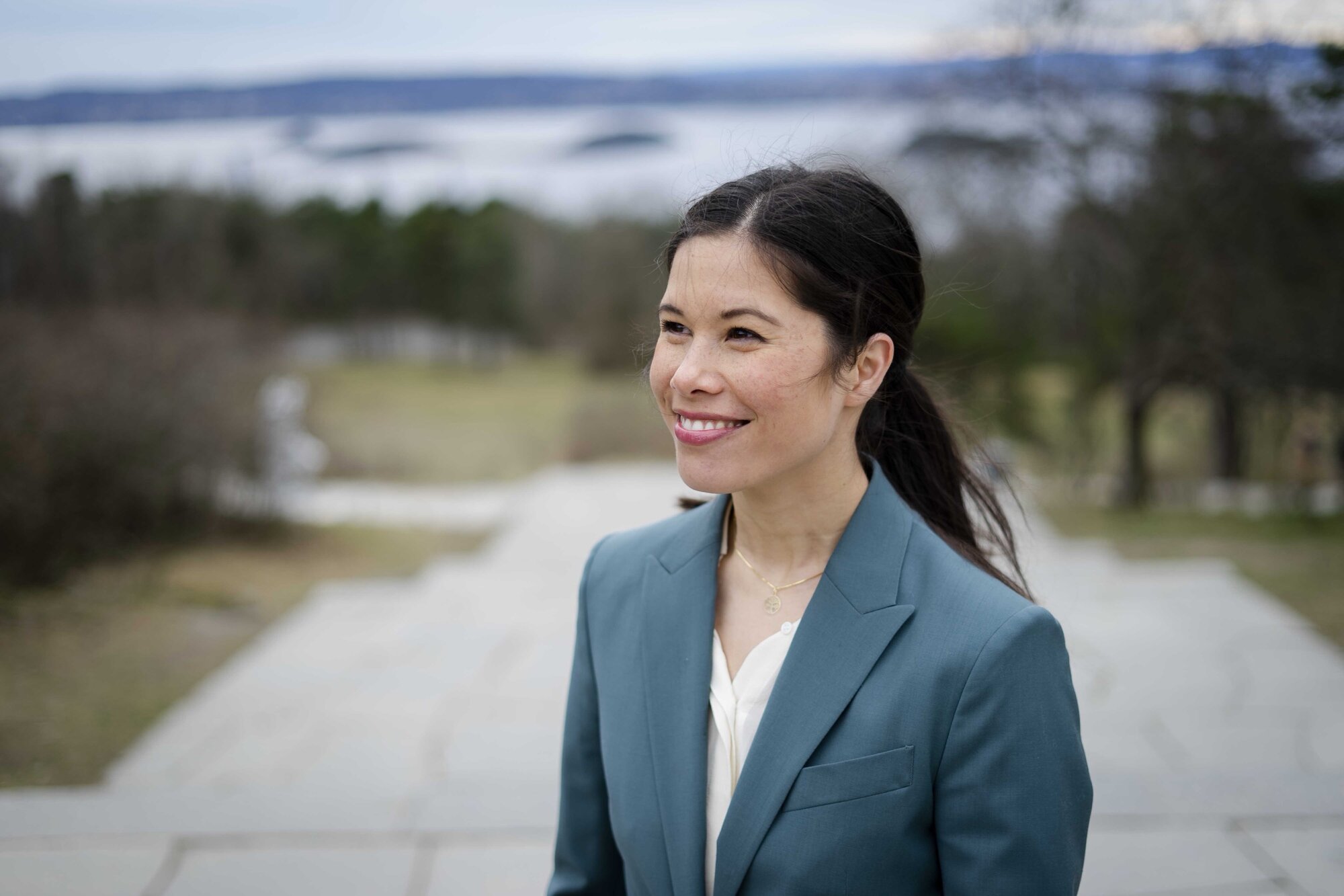 Lan Marie Nguyen Berg med utsikt over Oslofjorden